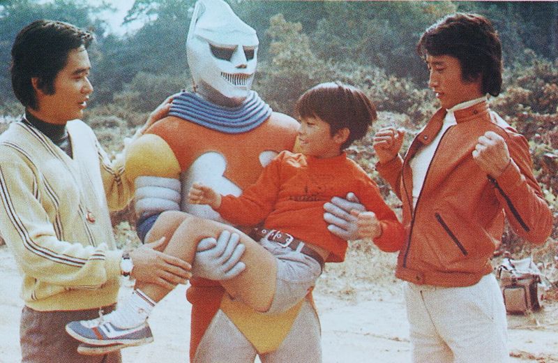 File:GVM - Jet Jaguar Holds Rokuro.jpg