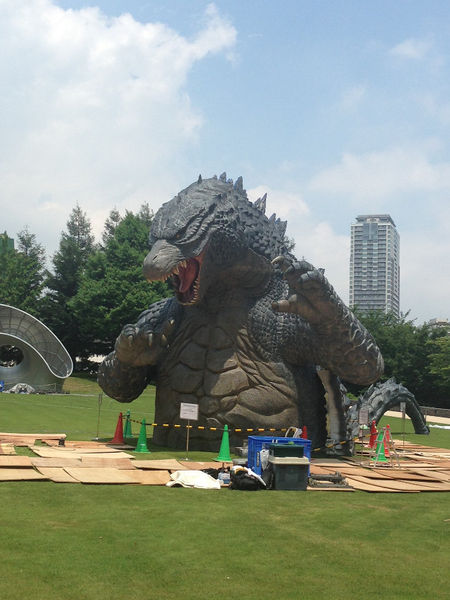 File:LegendaryGoji Statue In A Tokyo Park 4.jpg