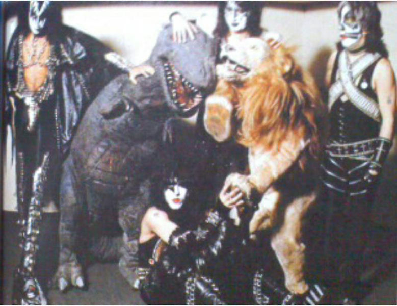 File:KISS with ShodaiTirano and Griffon 2.jpg