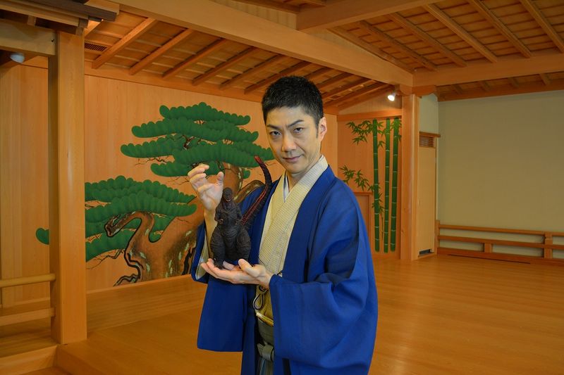 File:Mansai Nomura with ShinGoji figure.jpg