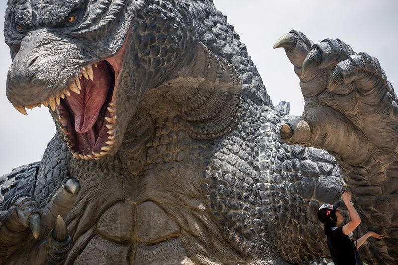 File:LegendaryGoji Statue In A Tokyo Park 6.6 meters.jpg