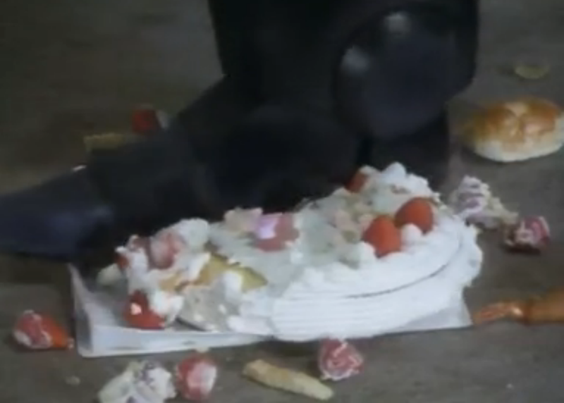 File:Valcanon vs Cake.png