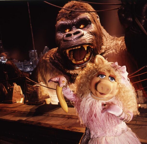 File:Miss Piggy King Kong Encounter.jpg