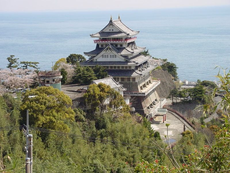 File:Atami Castle.jpg